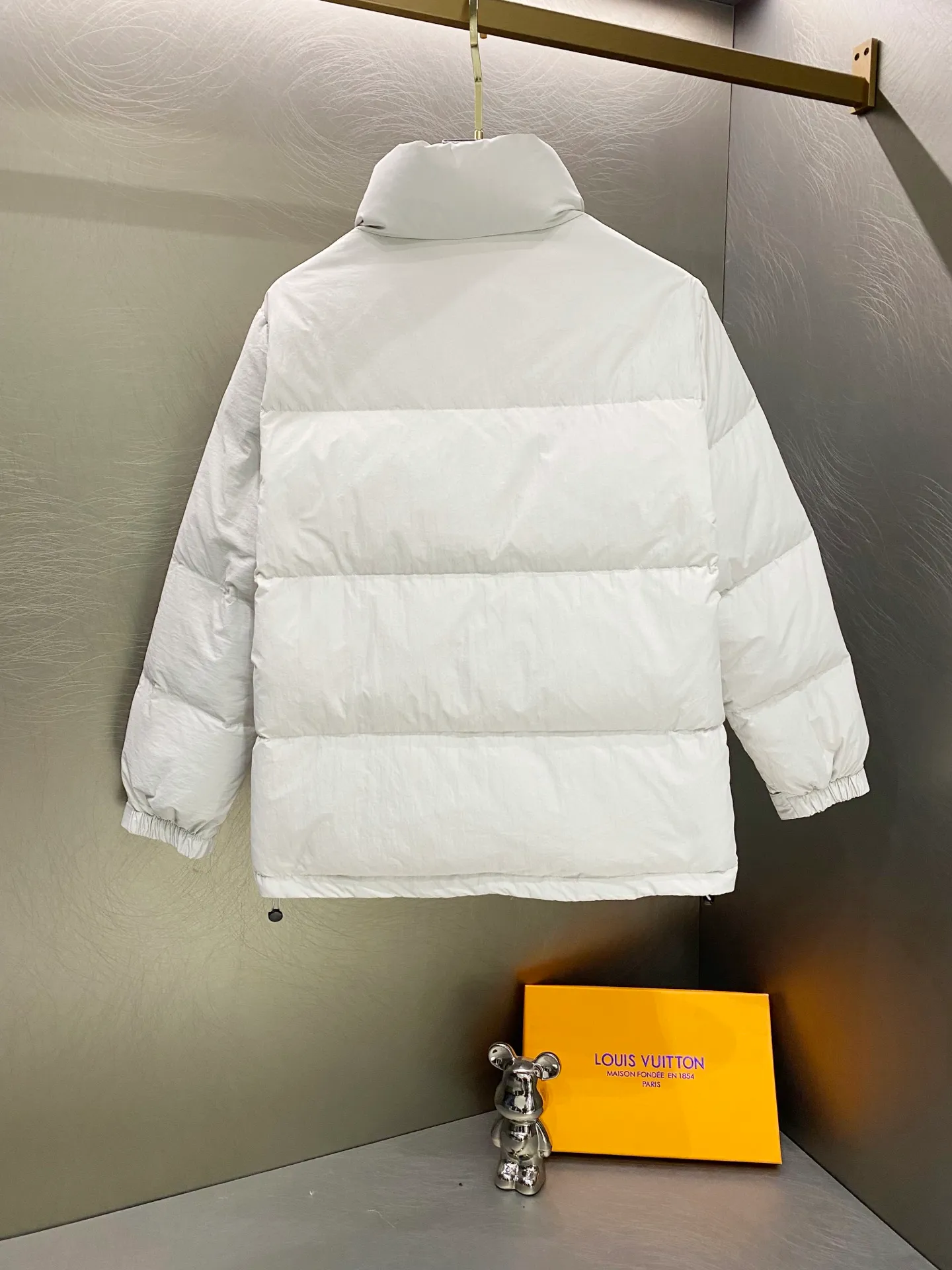 P660 Ralph Lauren/Ralph Lauren matte classic new winter down jacket, same style for men and women, versatile and warm!     It is filled with 90% white duck down and has better thermal insulation performance. It is lightweight and not heavy, and has good loft recovery after compression. The interior is made of nylon with a double-layer sealing design that will not cause any velvet leakage. The adjustable hem with built-in drawstring buckle can prevent wind and cold.  Color: Black White Navy Size: M-2XL